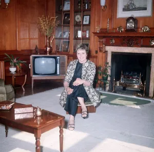 Linda Jones wife of Singer Tom Jones sitting down in the living room at their home Linda Jones wife of Singer Tom Jones sitting down in the living room at their home