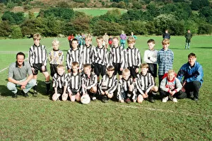 Images Dated 1st October 1995: Linthwaite Under 11s Football Team, pictured ahead of their match against Netherton in