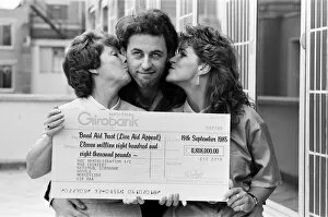 Images Dated 19th September 1985: Live Aid fundraising star Bob Geldof was presented with a giant National Girobank cheque