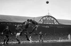 Core61 Gallery: Liverpool forward Ron Yeats and Manchester Uniteds John Fitzpatrick in ahigh ball