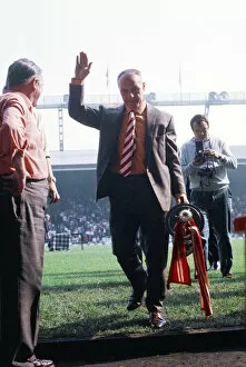 Images Dated 8th September 1973: Liverpool manager Bill Shankly receives the Bells Whisky Trophy for Manager of the Year