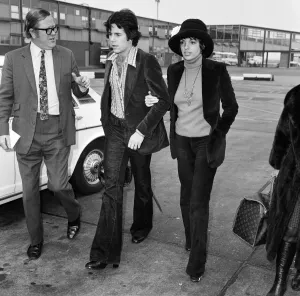 Liza Minnelli and Desi Arnaz Jnr stepped arm-in-arm from a jumbo jet at Heathrow Airport Liza Minnelli and Desi Arnaz Jnr stepped arm-in-arm from a jumbo jet at Heathrow Airport