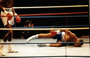 Images Dated 5th March 1990: LLoyd Honeyghan Boxing Laying on floor after being knocked down by mark breland