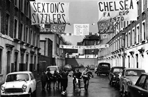Images Dated 13th April 1970: Local Chelsea street scene as Chelsea get to the Cup Final in 1970