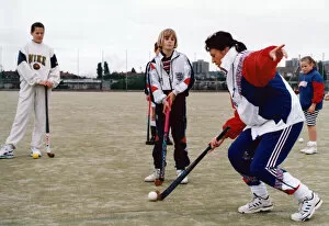 Images Dated 5th September 1993: Local up and coming hockey players got some expert coaching on sunday when curent Great
