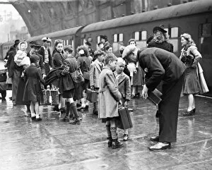 Related Images Collection: London evacuees return from Suffolk. Parents greeting their children on arrival at St