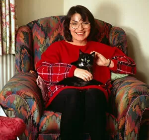 Images Dated 1st February 1994: Lorraine Kelly at home with her cat February 1994