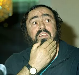 Images Dated 8th April 1980: Luciano Pavarotti being interviewed in Dublin. April 1980. 08 / 04 / 1980