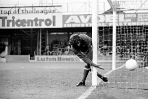 Luton Town. vs. Arsenal. Jennings. August 1977 77-04352-021