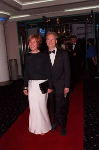 Images Dated 20th August 1998: Lynda Bellingham Actress August 98 With unidentified man at the premiere of
