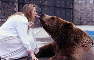 Maggie Robin feeding Hercules the Bear orally May 1989