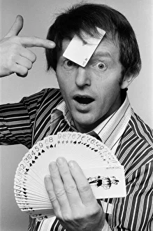 00916 Gallery: Magician Paul Daniels demonstrates a card trick. 1st February 1978
