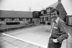 00916 Gallery: Magician Paul Daniels beside his swimming pool and house in Buckinghamshire