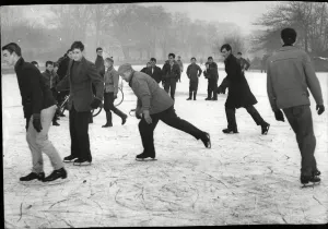 Making the most of the frozen lake at East Park, Hull s Making the most of the frozen lake at East Park, Hull s