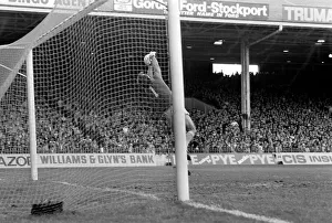 00260 Gallery: Manchester City 1 v. Crystal Palace 1. Division One Football. May 1981 MF02-28-052