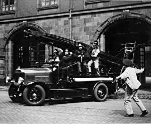 Manchester Collection: Manchester City Fire Brigade. A Fire Engine leaves the Manchester City Fire Brigade