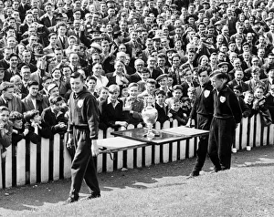 Manchester United. Cup holders show cup at first match. 23rd August 1952 Manchester United. Cup holders show cup at first match. 23rd August 1952