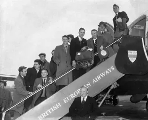 00229 Gallery: Manchester United Team at Ringway Airport for the European cup match with Borussia