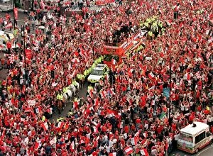 Manchester Collection: Manchester United on their way down Talbot Rd May 1999 near Old Trafford for their