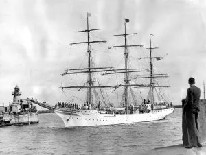 00093 Gallery: Manned by cadets, the Norwegian training ship Sorlandet is seen entering the River Wear
