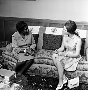Images Dated 8th February 1971: Margaret Kenyetta, daughter of the President of Kenya, and Princess Anne exchange gifts