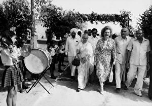 Images Dated 20th April 1981: Margaret Thatcher with crowd during her tour of India - 20th April 1981