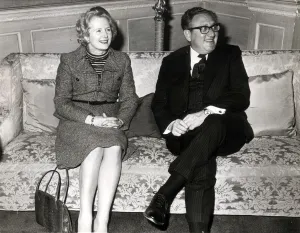 MARGARET THATCHER WITH HENRY KISSINGER. PICTURED IN 1975 MARGARET THATCHER WITH HENRY KISSINGER. PICTURED IN 1975