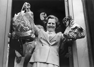 MARGARET THATCHER HOLDS ALOFT BAGS WITH SHOPPING BOUGHT IN 1974 AND 1979 TO ILLUSTRATE MARGARET THATCHER HOLDS ALOFT BAGS WITH SHOPPING BOUGHT IN 1974 AND 1979 TO ILLUSTRATE