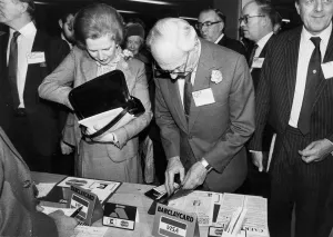 Images Dated 19th October 1982: Margaret Thatcher and husband Denis using credit card at Tory party conference - October