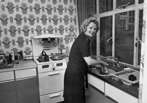 Images Dated 4th October 1974: MARGARET THATCHER WASHES UP AT HOME IN FINCHLEY, NORTH LONDON - 4TH OCTOBER 1974 (74 / 3068)