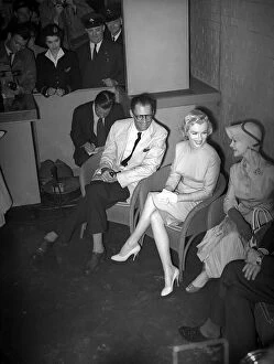 00141 Collection: Marilyn Monroe with husband Arthur Miller and Vivien Leigh July 1956