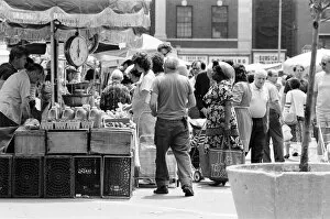 Images Dated 26th June 1984: Market Stall, New York, USA, June 1984