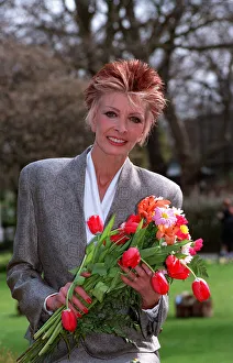 MARTI CAINE, COMEDIENNE HOLDING BOUQUET OF FLOWERS 18/03/1992 MARTI CAINE, COMEDIENNE HOLDING BOUQUET OF FLOWERS 18/03/1992