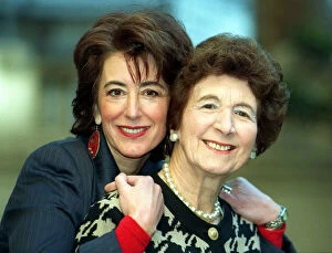 Images Dated 11th November 1997: Maureen Lipman actress was on hand at November 1997 the Mother