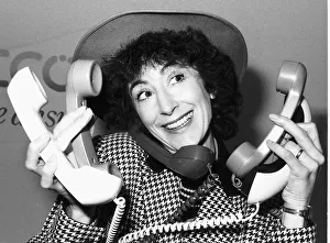 Maureen Lipman Actress on the telephone Dbase MSI A©mirrorpix Maureen Lipman Actress on the telephone Dbase MSI A©mirrorpix