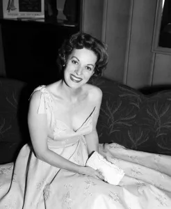 00876 Gallery: Maureen O Hara attends the premiere of the Middle of the Night. June 1959
