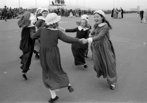Mayflower May 1970 - Schoolchildren dressed as pilgrims dance on Plymouth hoe Mayflower May 1970 - Schoolchildren dressed as pilgrims dance on Plymouth hoe