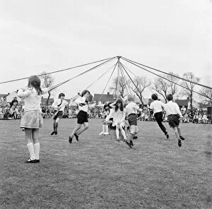 Images Dated 1st May 1972: Maypole Dancing, Roseworth, Stockton-on-Tees, England, Circa May 1972