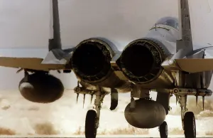 Images Dated 18th January 1991: A McDonnell Douglas F15 Eagle of the USAF stands on the end of the runway ready to depart