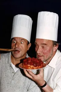 Images Dated 7th November 1990: Michael Elphick Actor & Don Henderson try out a Strawberry Flan - chefs