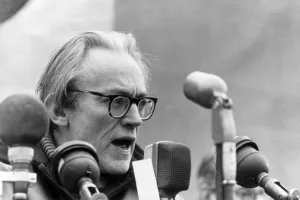 MICHAEL FOOT AT ANTI-NUCLEAR MEETING IN TRAFALGAR SQUARE, LONDON - MARCH 1964 MICHAEL FOOT AT ANTI-NUCLEAR MEETING IN TRAFALGAR SQUARE, LONDON - MARCH 1964