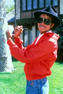 Michael Jackson signing his autograph at his home. April 1984 Michael Jackson signing his autograph at his home. April 1984