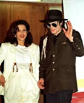 Images Dated 5th August 1994: Michael Jackson and his wife Lisa Marie Presley arrive in Hungary August 1994