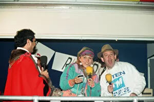 Images Dated 25th November 1993: Michaela Strachan switches on the Christmas lights at Broad Street Mall, Reading