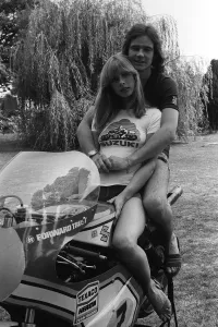 00000 Prints: 1976 Print of Barry Sheene at Home with Girlfriend Stephanie McLean