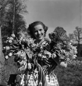 00021 Prints: Honor Blackman Print - Actress with Flowers at Pinewood Studio