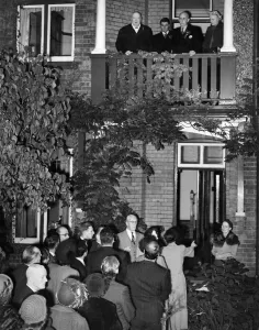 00027 Prints: Print of Winston Churchill on balcony, giving speech in Woodford, Essex