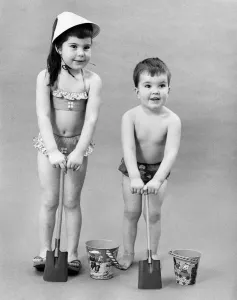 00031 Prints: Fashion Print 1960s: Children at the Beach