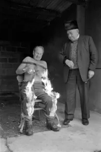 00031 Prints: Print of a man setting fire to his trousers