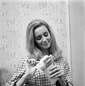 00032 Prints: Woman counting her money, November 1969 Print